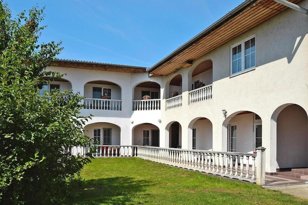 Apartment In Podersdorf Am See With A Bicycle Storage Exterior foto